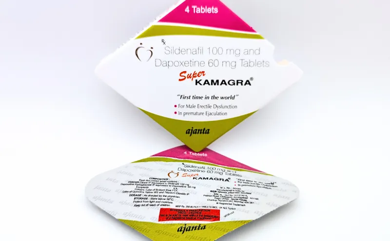 スーパーカマグラ（Super KAMAGRA）のケースと4錠が入ったシートを撮影した写真