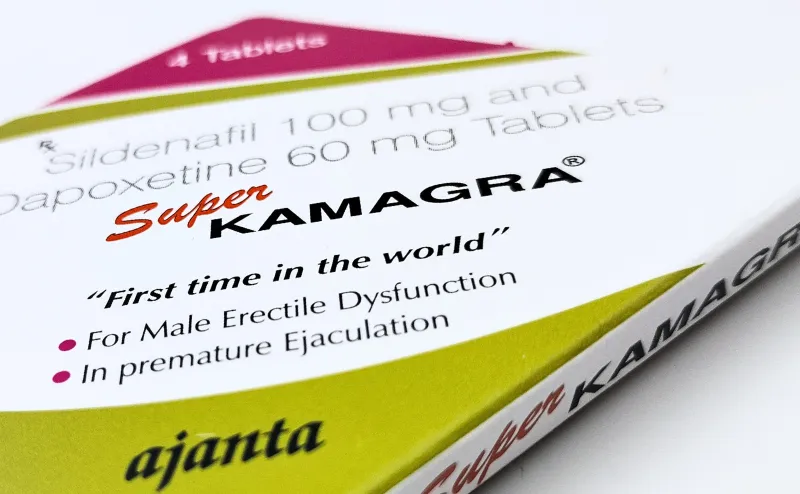 スーパーカマグラ（Super KAMAGRA）のケースと4錠が入ったシートを撮影した写真