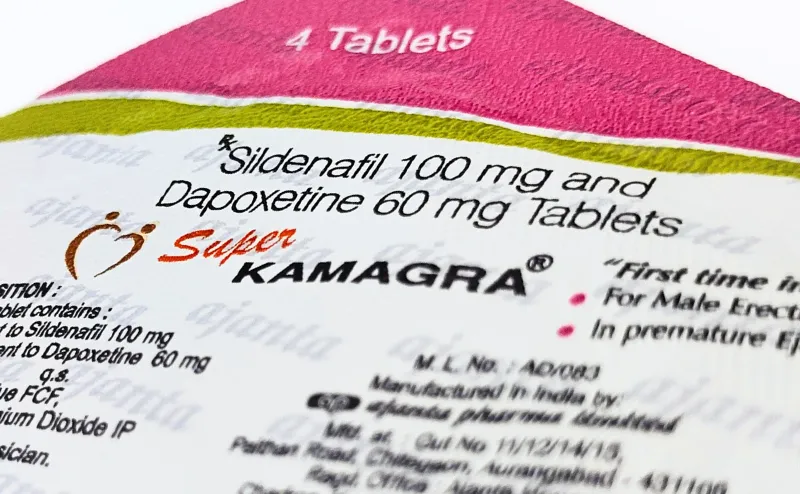 スーパーカマグラ（Super KAMAGRA）のケースと4錠が入ったシートを撮影した写真