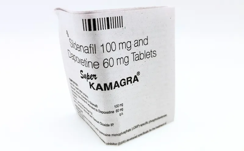 スーパーカマグラ（Super KAMAGRA）のケースと4錠が入ったシートを撮影した写真