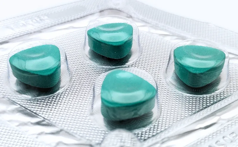 スーパーカマグラ（Super KAMAGRA）のケースと4錠が入ったシートを撮影した写真