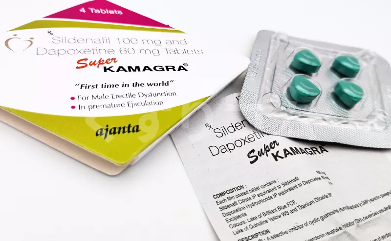 スーパーカマグラ（Super KAMAGRA）のケースと4錠が入ったシートを撮影した写真