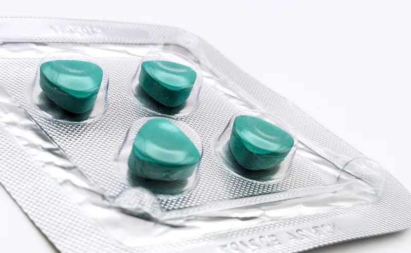 スーパーカマグラ（Super KAMAGRA）のケースと4錠が入ったシートを撮影した写真