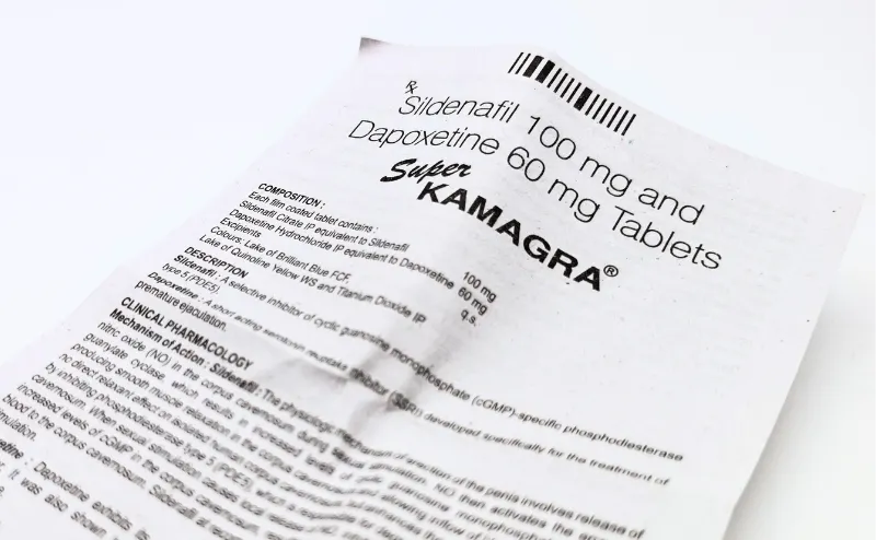 スーパーカマグラ（Super KAMAGRA）のケースと4錠が入ったシートを撮影した写真