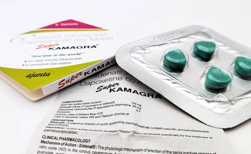 スーパーカマグラ（Super KAMAGRA）のケースと4錠が入ったシートを撮影した写真