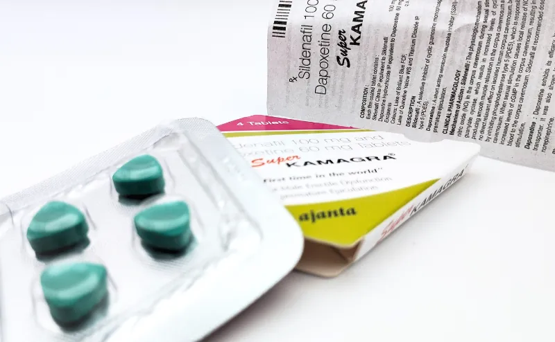 スーパーカマグラ（Super KAMAGRA）のケースと4錠が入ったシートを撮影した写真