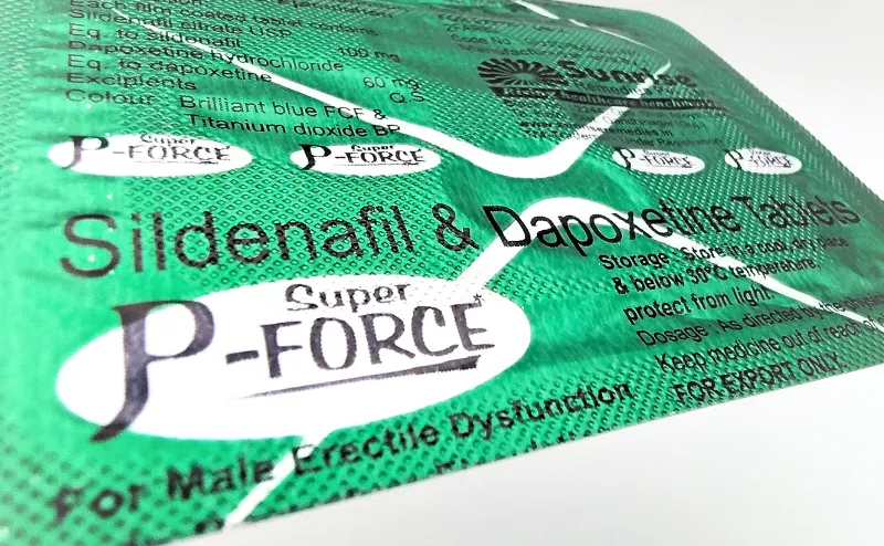 スーパーPフォース（Super P-Force）の4錠が入ったシートの裏面をロゴを中心に撮影した写真