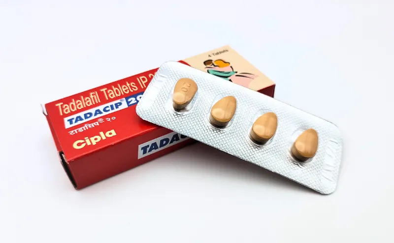 タダシップ（TADACIP）20mgの箱と4錠が入ったシートを重ねて撮影した写真