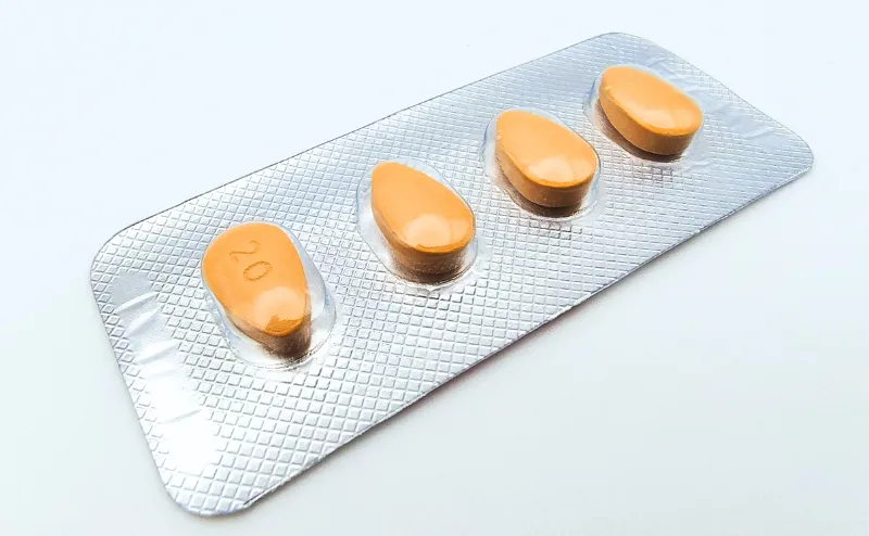 タダシップ（TADACIP）20mgの4錠が入ったシートを斜めから撮影した写真