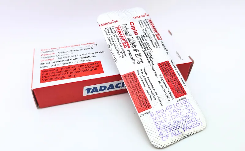 タダシップ（TADACIP）20mgの箱と4錠が入ったシートをそれぞれ裏側を重ねて撮影した写真