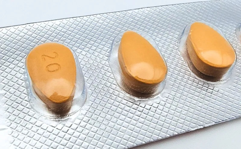 タダシップ（TADACIP）20mgの4錠が入ったシートの錠剤部分をアップにした写真