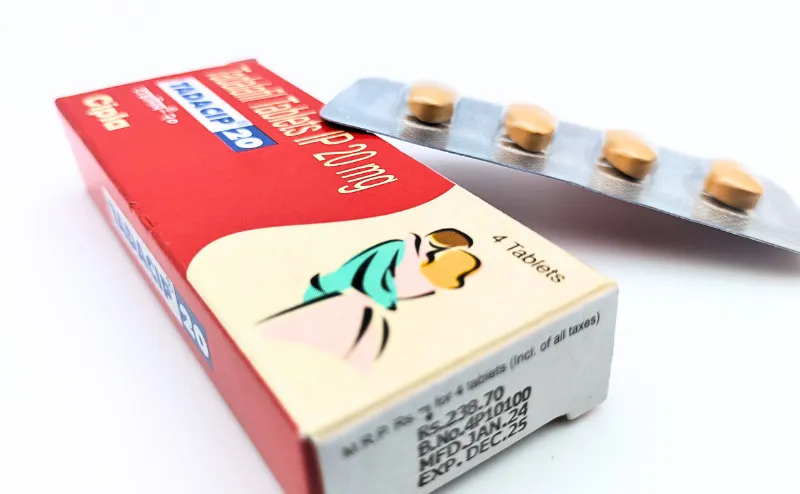 タダシップ（TADACIP）20mgの箱と4錠が入ったシートを重ねて斜め上からアップ気味に撮影した写真