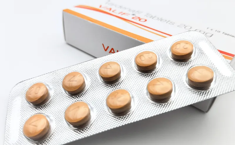 バリフ（VALIF）20mgの箱と10錠が入ったシートを重ねて撮影した写真