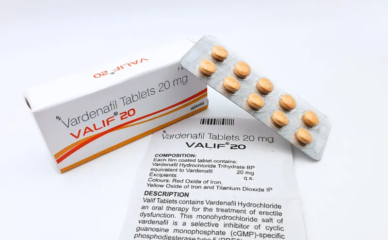 バリフ（VALIF）20mgの箱と10錠が入ったシートを添付文書の上に立てて撮影した写真