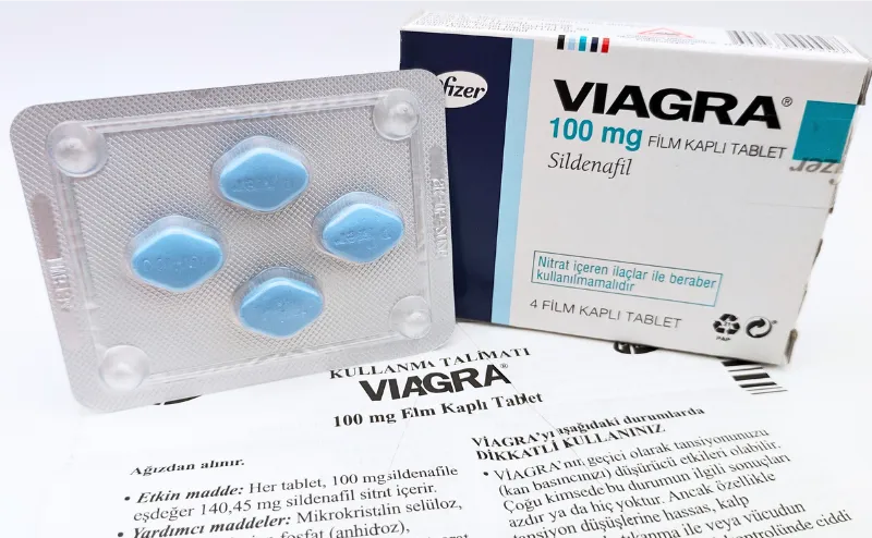 バイアグラ（VIAGRA）100mgの箱から4錠が入ったシートと添付文書を並べた写真