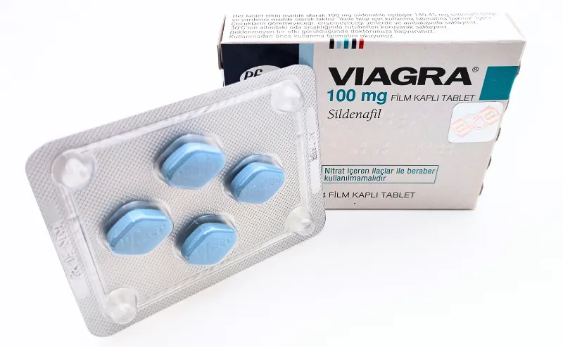 バイアグラ（VIAGRA）100mgの箱とシートを立てて並べている写真