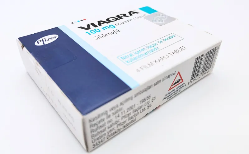 バイアグラ（VIAGRA）100mgの箱を斜め上から撮影した写真