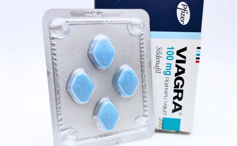 バイアグラ（VIAGRA）100mgの箱と4錠が入ったシートを縦にして並べた写真