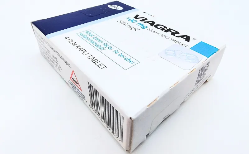 バイアグラ（VIAGRA）100mgの箱を斜め手前から撮影した写真