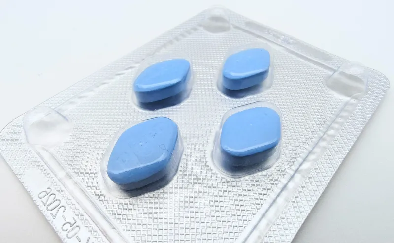 バイアグラ（VIAGRA）100mgの4錠が入ったシートを斜め上から撮影した写真