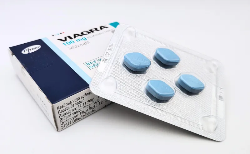 バイアグラ（VIAGRA）100mgの箱と4錠が入ったシート重ねて撮影した写真