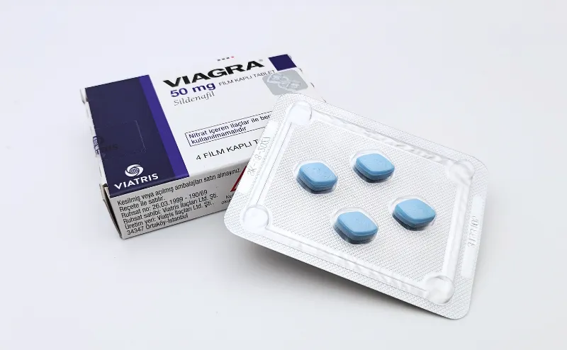 バイアグラ（VIAGRA）50mgの箱から4錠が入ったシートと添付文書を出したところ