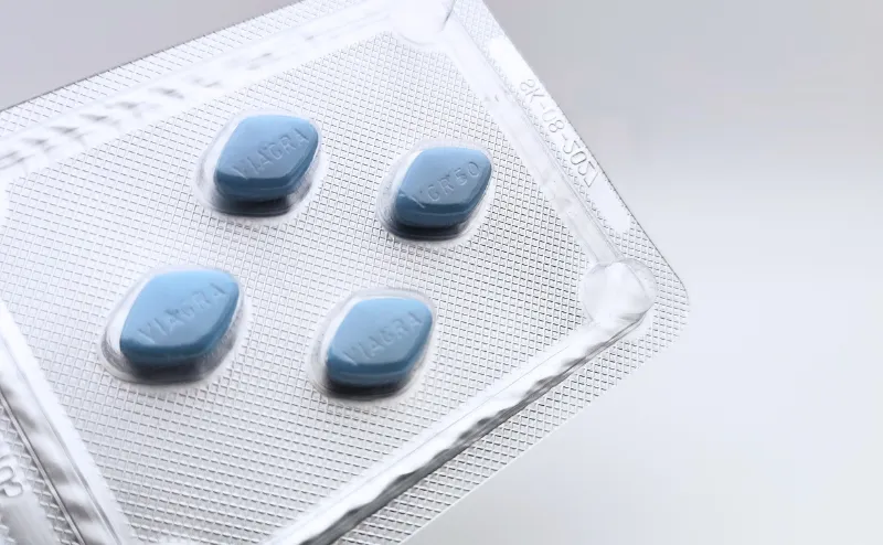 バイアグラ（VIAGRA）50mgが4錠入ったシートを斜め上から撮影した写真