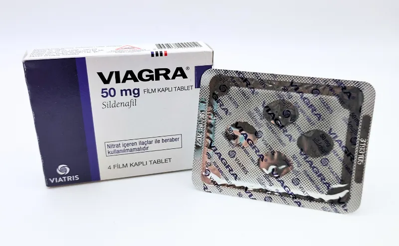 バイアグラ（VIAGRA）50mgの箱と4錠が入ったシートを重ねて撮影した写真