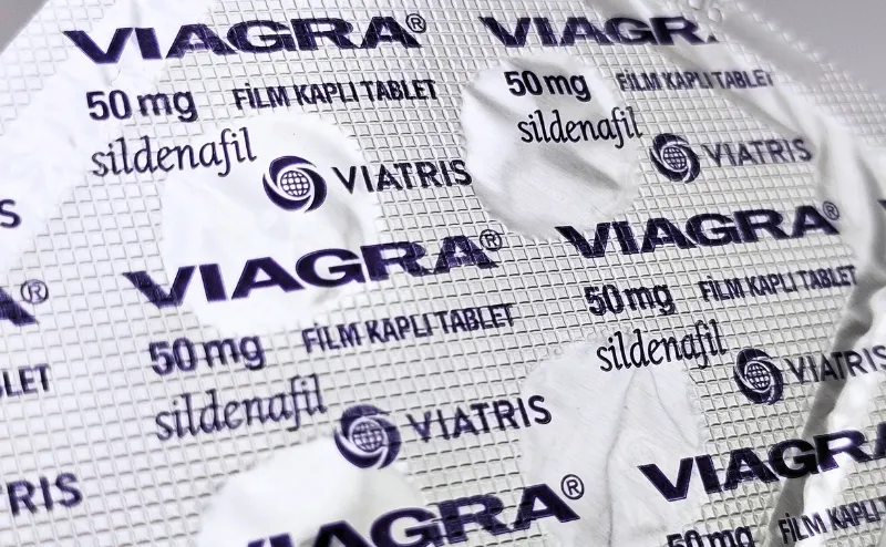 バイアグラ（VIAGRA）50mgの箱に4錠が入ったシートの裏面を上にして重ねた写真
