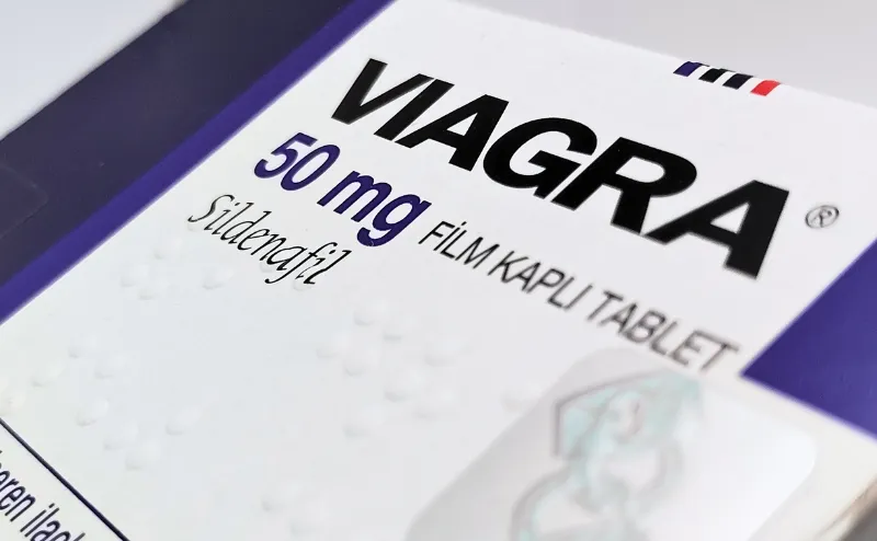 バイアグラ（VIAGRA）50mgの箱を立てて斜めに撮影した写真