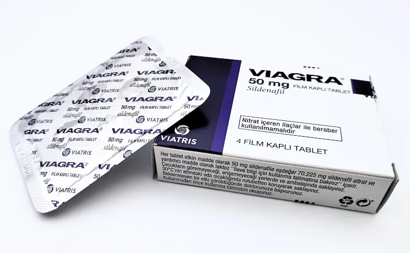 バイアグラ（VIAGRA）50mgの箱と4錠が入ったシートを重ねて斜め上から撮影した写真