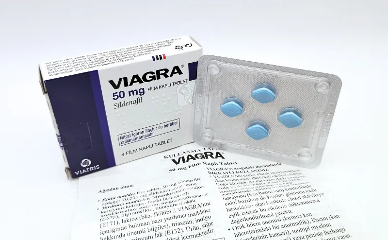 バイアグラ（VIAGRA）50mgの箱と蛇腹折りの添付文書、4錠が入ったシートを立てて並べた写真